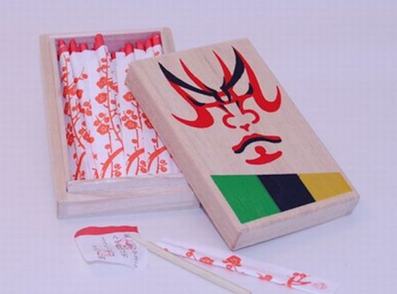 隈取 (”Kumadori,“ Kabuki makeup)